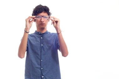 Gözlüklü bir adam iyi göremediği için gözlerini zorluyor..