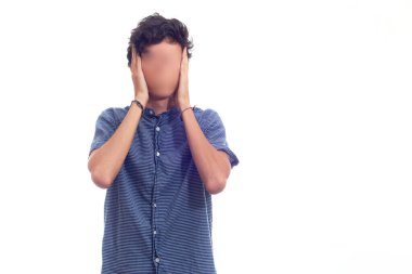 Kimliği belirsiz genç bir adam, yüzü bulanık. Beyaz arkaplanda izole.