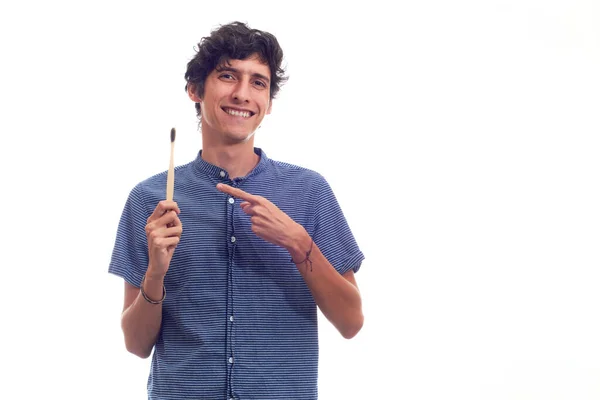 Młody Człowiek Pokazuje Ekologiczną Szczoteczkę Zębów Izolacja Białym Tle — Zdjęcie stockowe