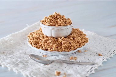 Porselen kasede çiğ soya eti. Vejetaryen yemeği.