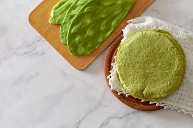 Nopal, sağlıklı vejetaryen ve Meksika yemeğinden yapılmış tortilla..