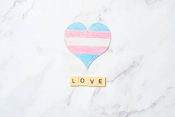 Сердце Трансгендерным Транссексуальным Флагом — стоковое фото