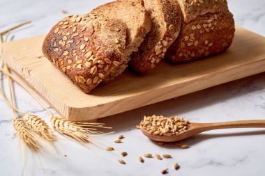 Taze somun ev yapımı mayalı çavdar ekmeği dilimlenmiş..