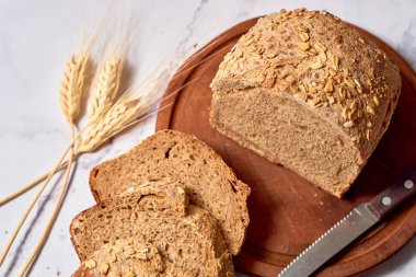 Dilimlenmiş taze ekşi çavdar ekmeği..