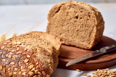 Taze somun ev yapımı mayalı çavdar ekmeği dilimlenmiş..