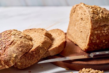 Dilimlenmiş taze ekşi çavdar ekmeği..