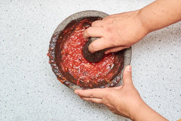 Mexikanska Kvinna Förbereder Salsa Traditionellt Sätt Med Molcajete — Stockfoto