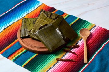 Yeşil muz yaprağına sarılı Oaxacan Tavuğu Tamal.