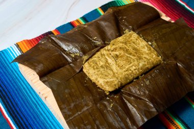 Yeşil muz yaprağına sarılı Oaxacan Tavuğu Tamal.