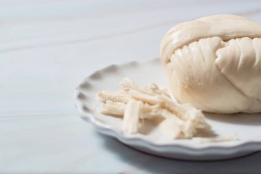 Geleneksel Oaxaca peynirli top veya quesillo. Meksika yemeği.