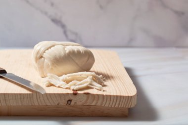 Geleneksel Oaxaca peynirli top veya quesillo. Meksika yemeği.