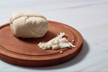 Quesadillas için peynir, Meksika peyniri ya da quesillo denir..