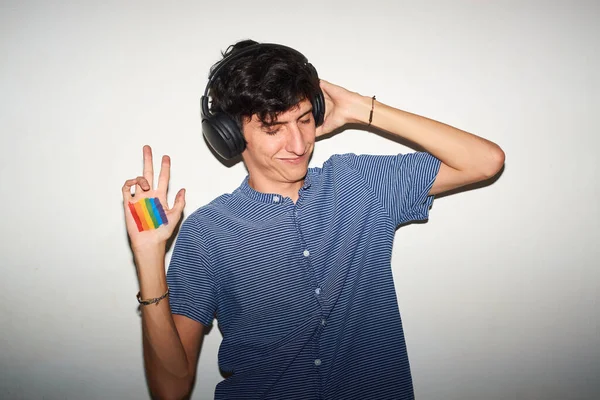 Alegre Gay Hombre Con Arco Iris Orgullo Bandera Escuchar Música — Foto de Stock
