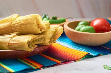 Mısır ve tavuklu hakiki Meksika dolmaları. Meksika yemeği.