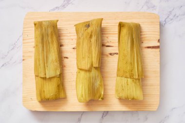 Mısır ve tavuklu hakiki Meksika dolmaları. Meksika yemeği.