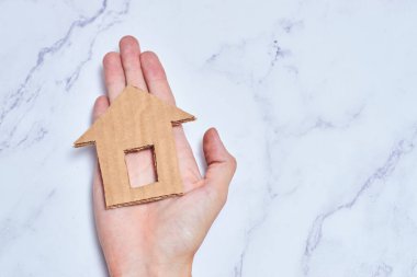 Karton ev, evsiz konutları ve ev koruma sigortası konsepti