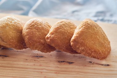 Ev yapımı dolgulu dulce de leche Sweet Empanadas