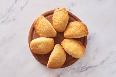 Ev yapımı dolgulu dulce de leche Sweet Empanadas