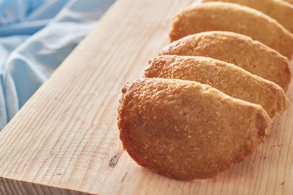 Latin Amerika pişmiş tatlı börekler ve dulce de leche