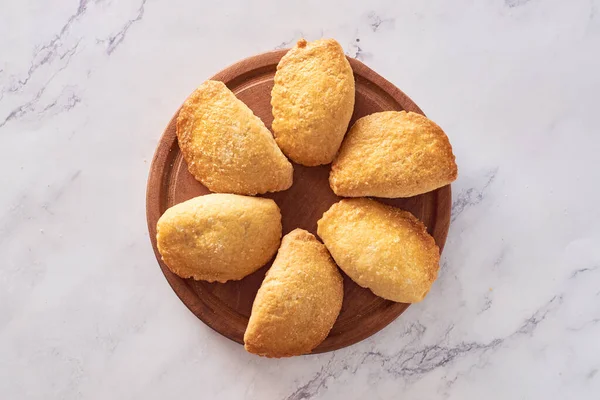 Ev yapımı dolgulu dulce de leche Sweet Empanadas