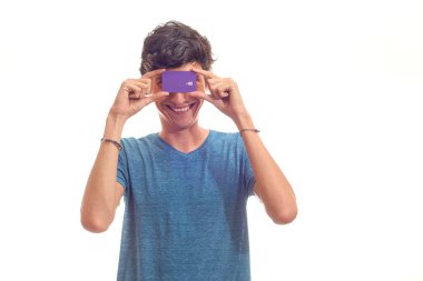 Genç latin adam dijital kredi kartını gösterdi..