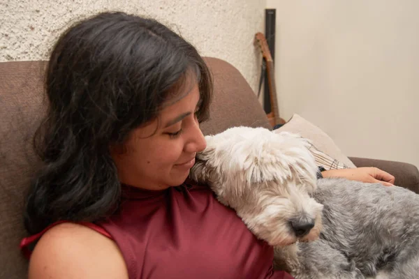 Retrato Jovem Latina Mulher Abraçando Seu Cão Bobtail Sofá — Fotografia de Stock