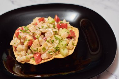 Meksika ve Peru 'dan taze yemek, Ceviche Tostada. 