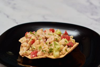 Ceviche Tostada, bir Latin Amerika yemeği..