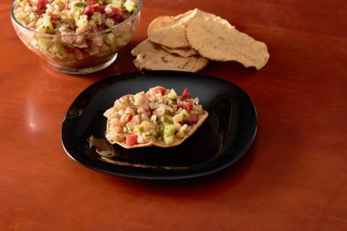 Meksika ve Peru 'dan taze yemek, Ceviche Tostada. 