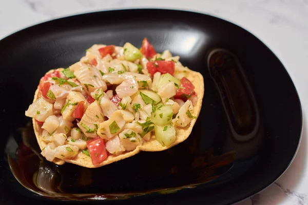 Meksika ve Peru 'dan taze yemek, Ceviche Tostada. 