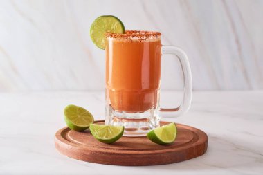 Bira ve domates suyu ile ev yapımı Michelada