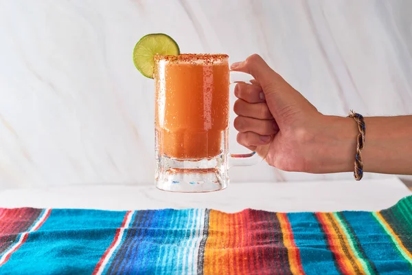 Michelada Cóctel Alcohólico Mexicano Con Cerveza Jugo Lima Jugo Tomate —  Fotos de Stock