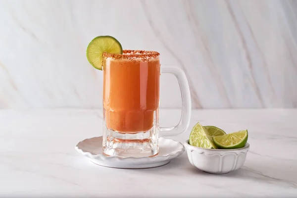 Cóctel Mexicano Michelada Elaborado Con Cerveza Jugo Tomate —  Fotos de Stock