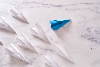 Farklı düşün. Bireysellik kavramı, karşı tarafta uçan kağıt uçak.