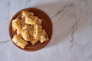 Puf böreğinden yapılmış ve peynirle doldurulmuş etkinlikler için sandviçler.