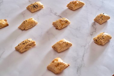 Puf böreğinden yapılmış mini atıştırmalıklar..