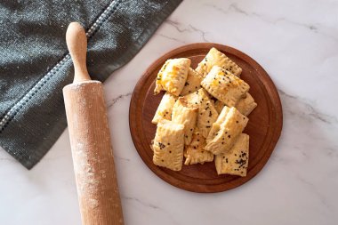 Peynirle dolu puf böreği sandviçleri.