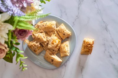 Peynirle dolu puf böreği sandviçleri.