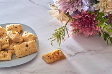 Puf böreğinden yapılmış ve peynirle doldurulmuş etkinlikler için sandviçler.