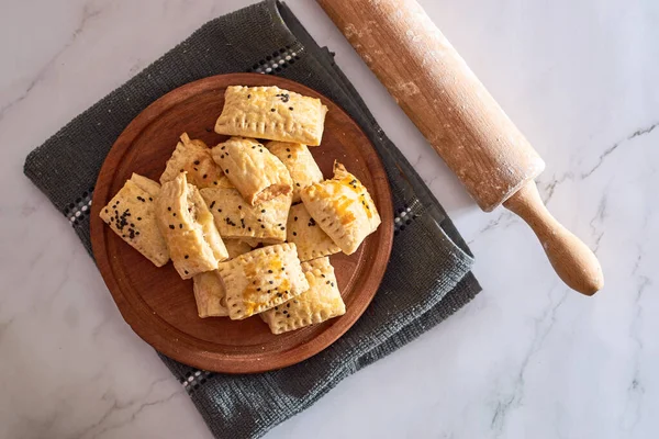 Peynirle dolu puf böreği sandviçleri.