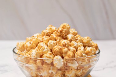 Bir kase patlamış mısır ve tuzlu karamel.