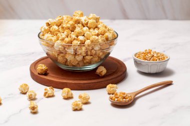 Bir kase patlamış mısır ve tuzlu karamel.