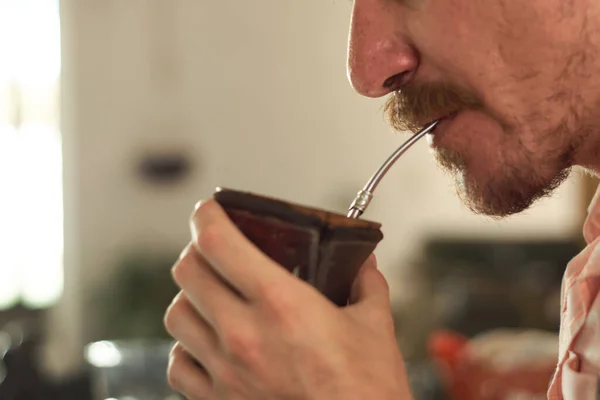 Joven Bebiendo Yerba Mate Interior —  Fotos de Stock