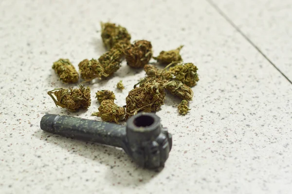 Marijuana Knoppar Eller Cannabis Och Pipa Bordet — Stockfoto