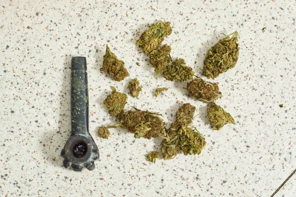 Marijuana Knoppar Eller Cannabis Och Pipa Bordet — Stockfoto