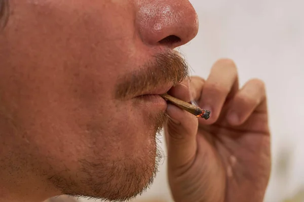 Han Röker Marijuana Eller Cannabis Medicinsk Användning Och Rekreation Cannabis — Stockfoto