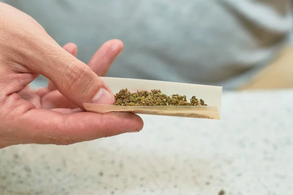 Uomo Mani Rotolamento Una Canna Sigaretta Con Marijuana — Foto Stock