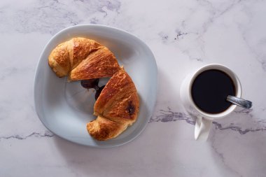 Taze pişmiş kruvasan ve çikolata.