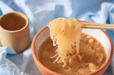 Tavuklu erişte çorbası. Asya yemekleri