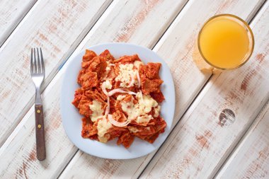 Chilaquiles Meksika kahvaltısı. Tortilla ve kırmızı sostan yapılmış..